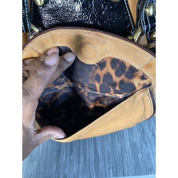 B. Makowsky Womens Shoulder Bag Beige Black‎ Leather Inner Pockets Dual Handle M - Picture 3 of 12